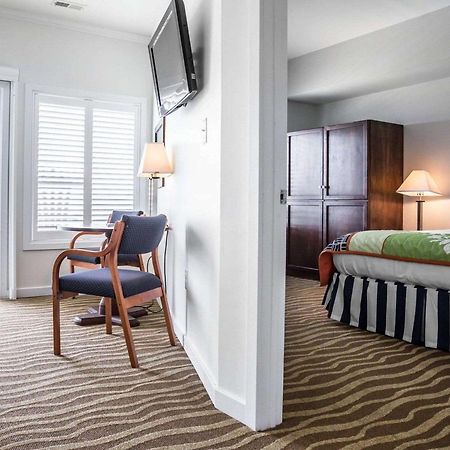 Island Inn & Suites, Ascend Hotel Collection Piney Point Extérieur photo