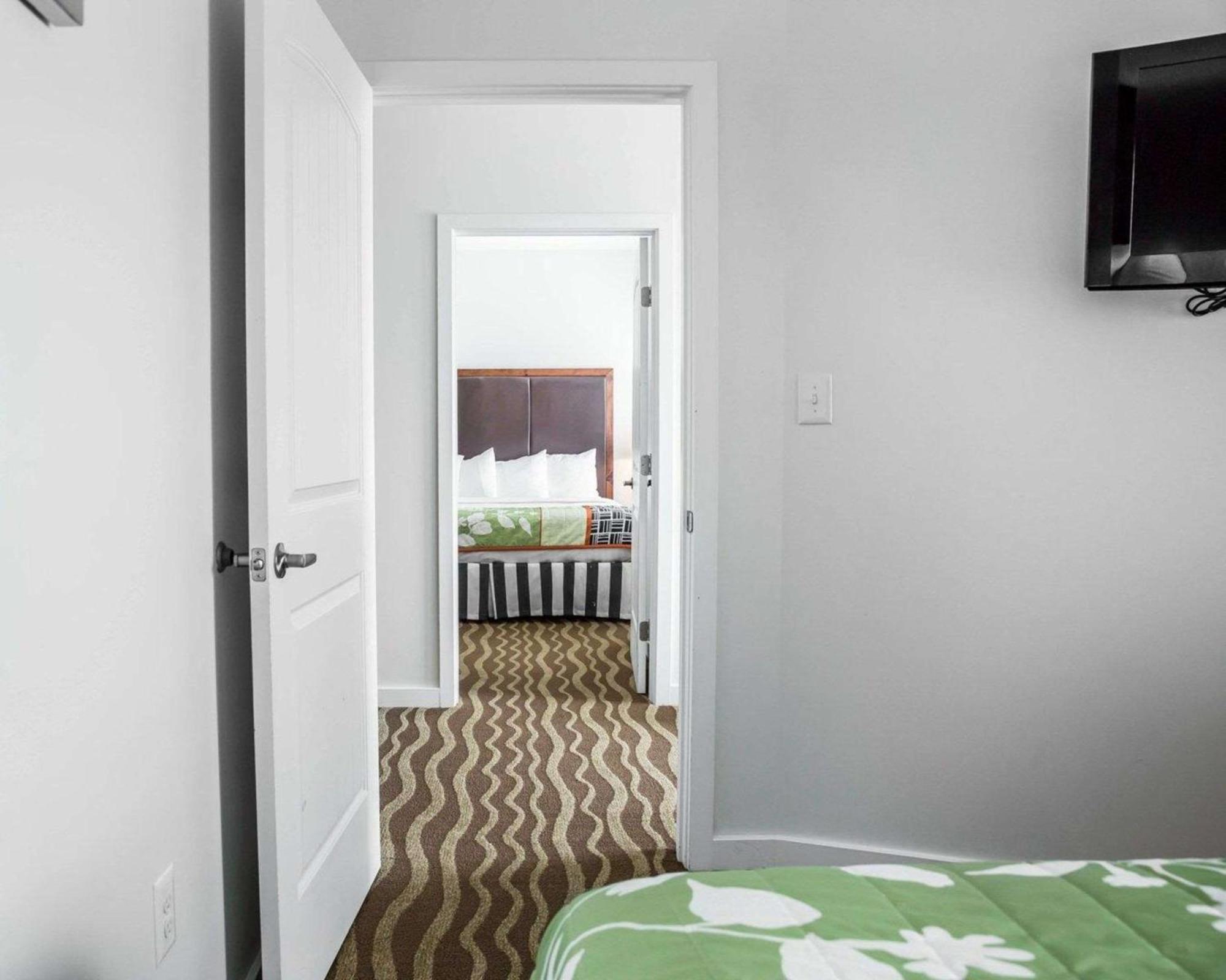 Island Inn & Suites, Ascend Hotel Collection Piney Point Extérieur photo