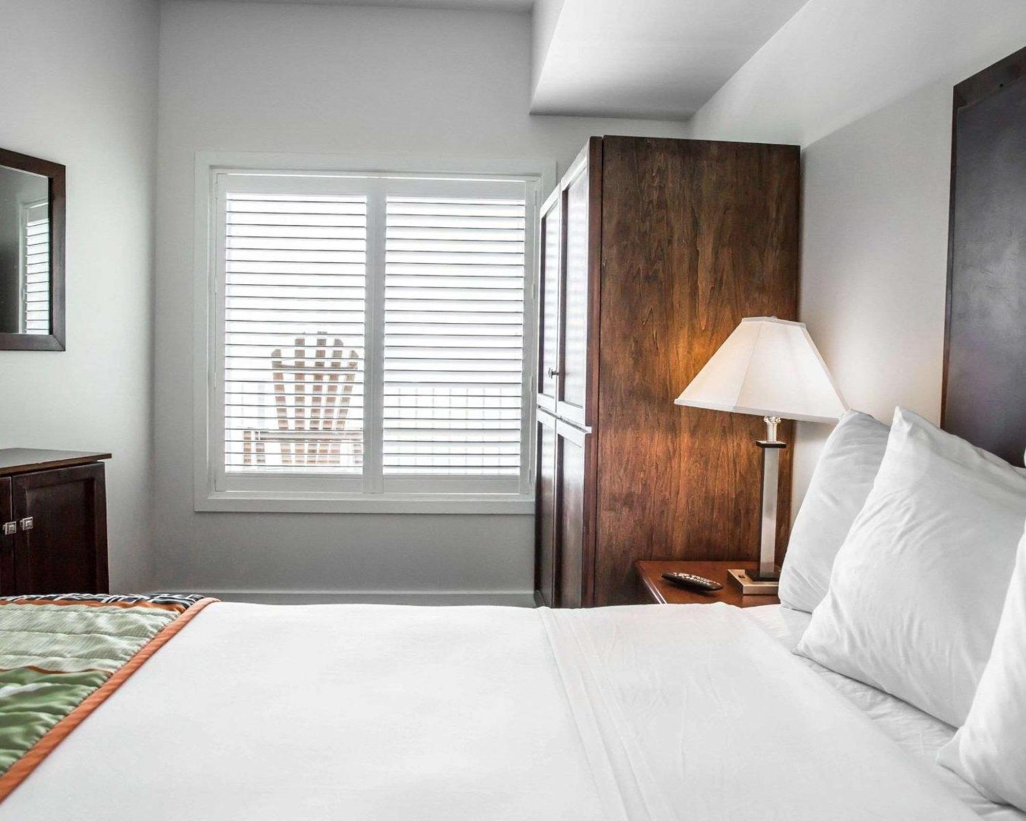 Island Inn & Suites, Ascend Hotel Collection Piney Point Extérieur photo