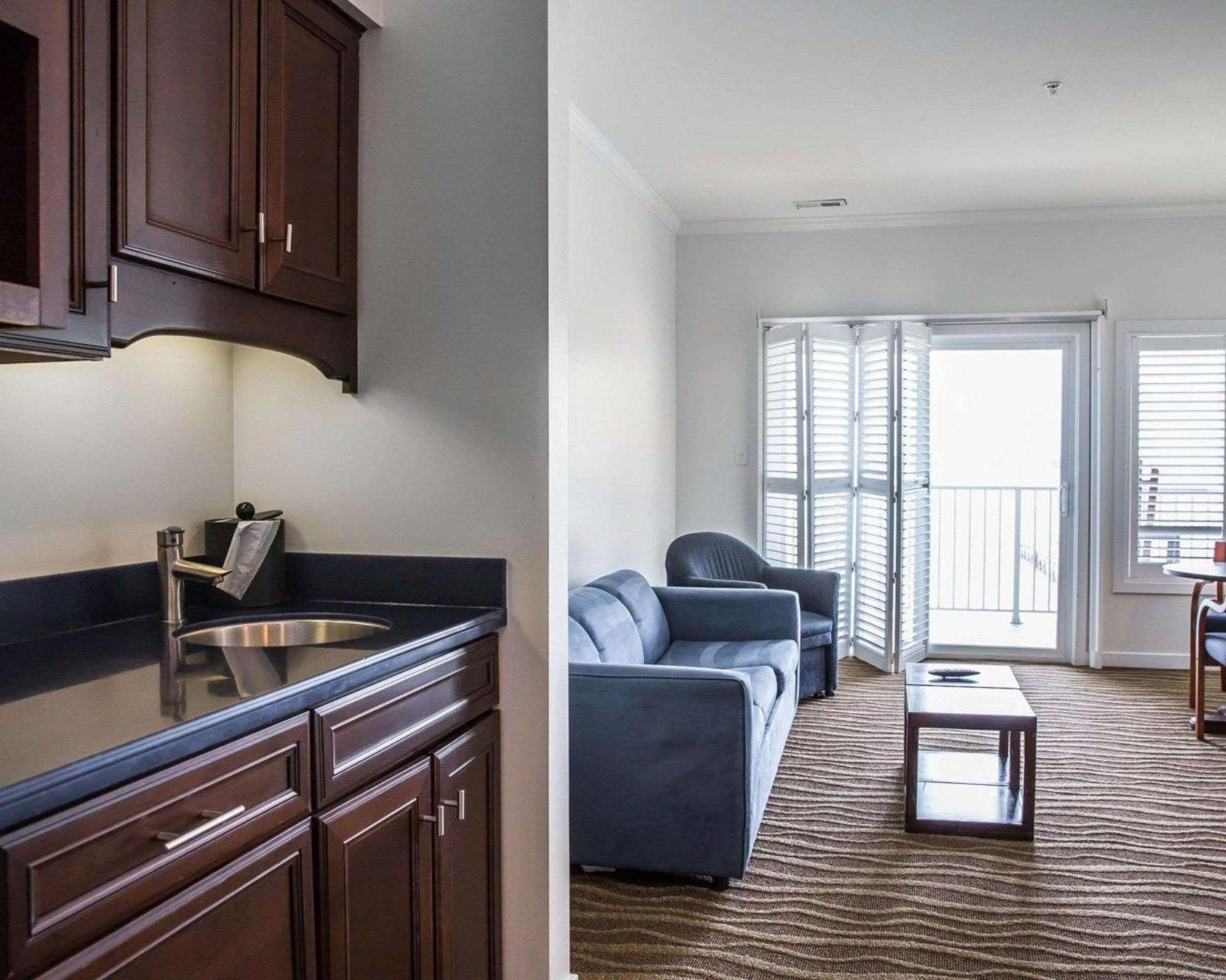 Island Inn & Suites, Ascend Hotel Collection Piney Point Extérieur photo
