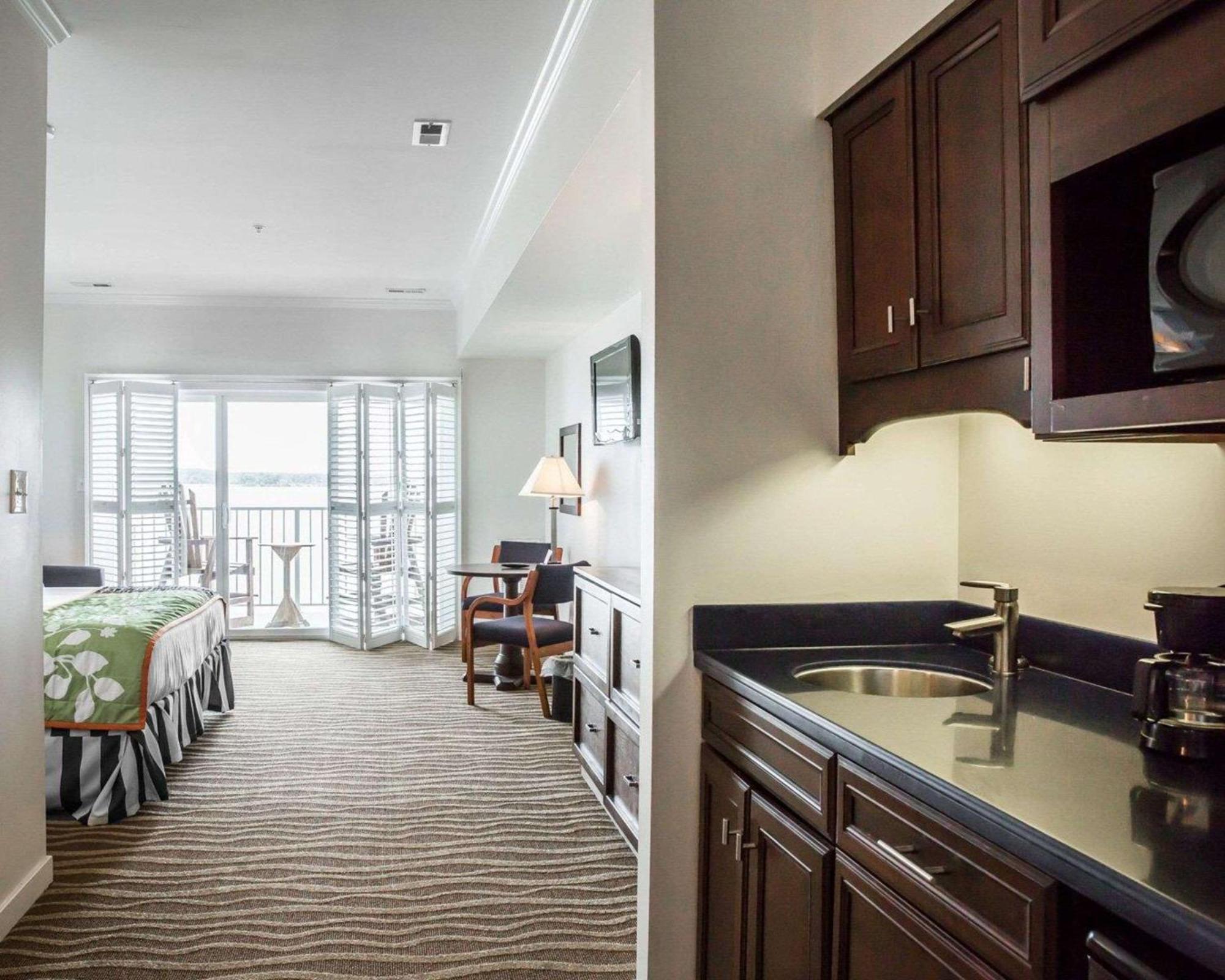 Island Inn & Suites, Ascend Hotel Collection Piney Point Extérieur photo