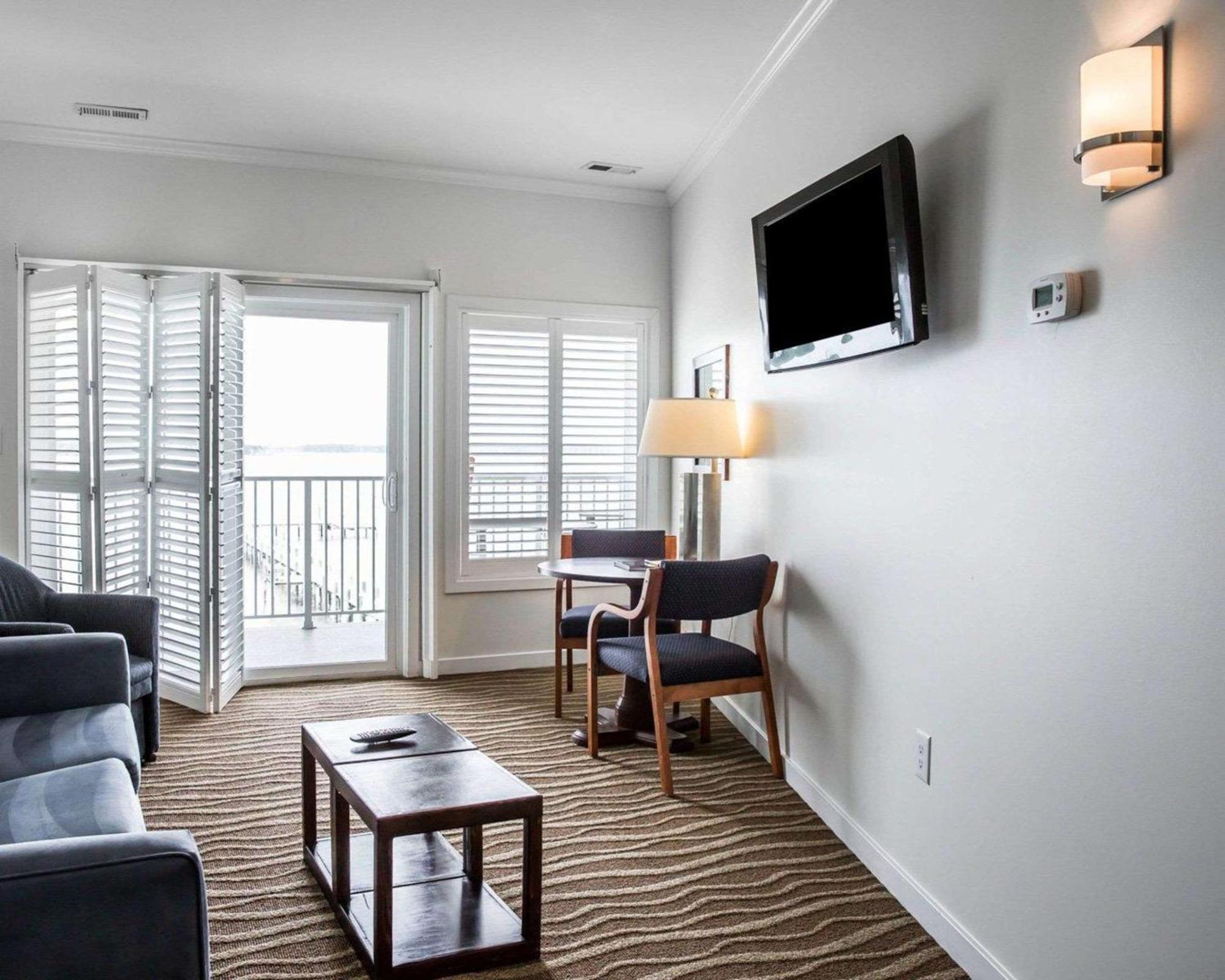 Island Inn & Suites, Ascend Hotel Collection Piney Point Extérieur photo
