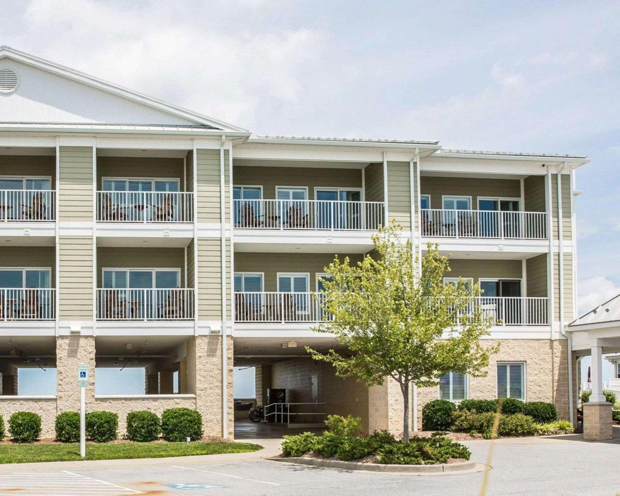 Island Inn & Suites, Ascend Hotel Collection Piney Point Extérieur photo